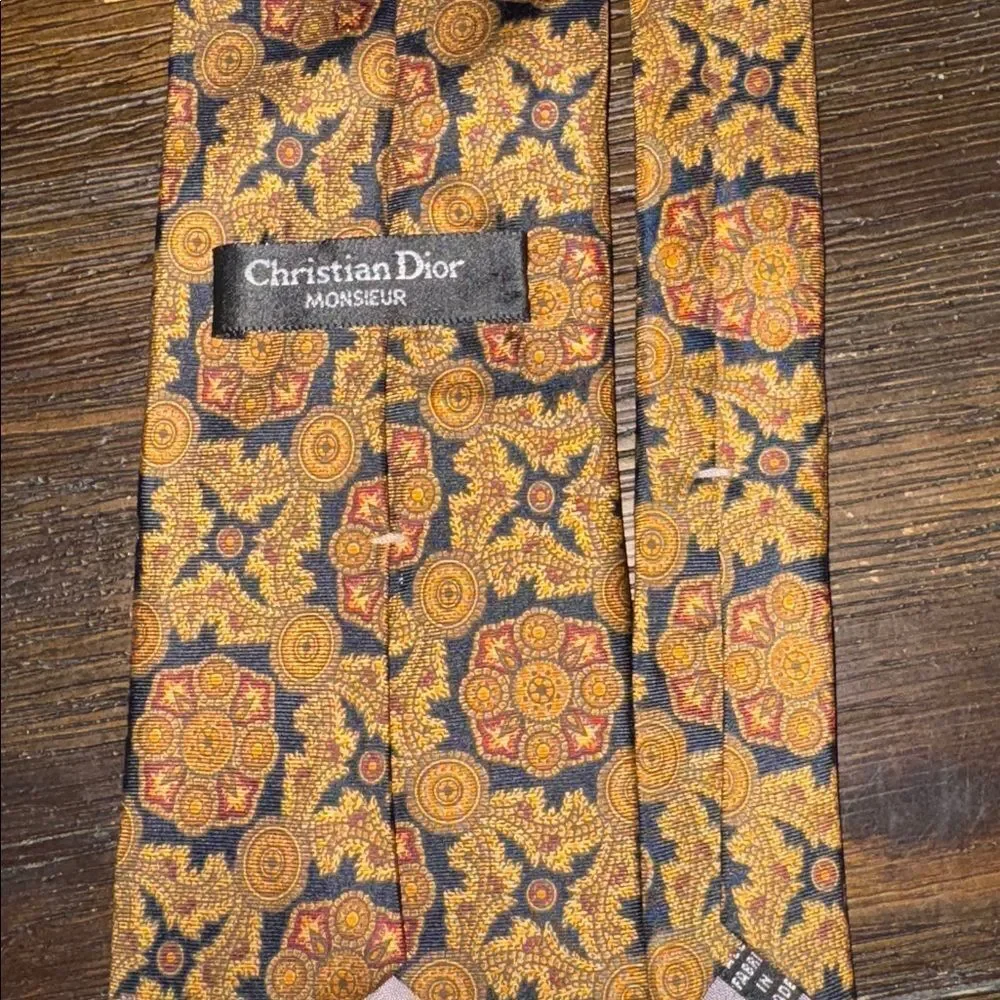 Christian Dior Elegant Gold and Black Patterned silk Tie